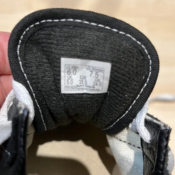 Vans - Picture 6 of 6